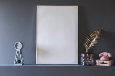 Altın varak ve pembe telefon yanındaki gri iç mockup boş beyaz poster