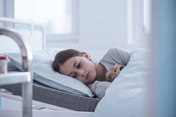Λυπημένος Και Αδύναμη Κορίτσι Ξαπλωμένο Μόνος Στο Κρεβάτι Του Νοσοκομείου — Φωτογραφία Αρχείου