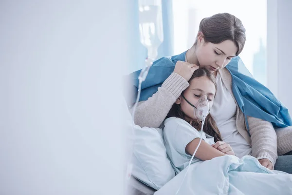 Madre Preocupada Cuidando Hija Con Una Máscara Oxígeno Hospital — Foto de Stock