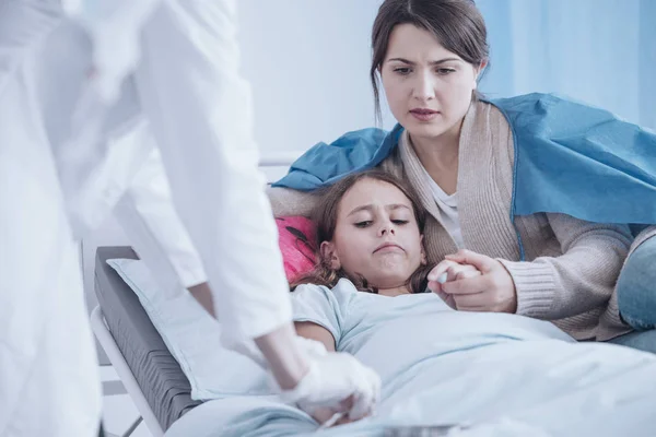 Mãe Apoiando Sua Filha Fraca Uma Enfermeira Colocando Cateter Veia — Fotografia de Stock
