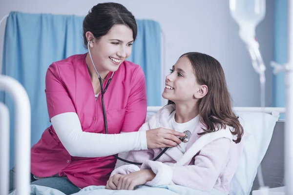 Enfermeira Sorridente Com Estetoscópio Examinando Menina Feliz Hospital — Fotografia de Stock