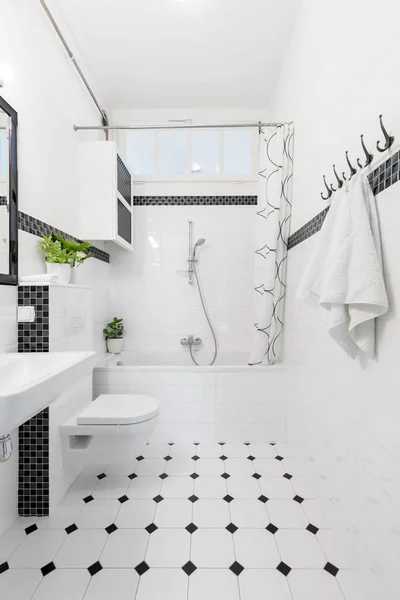 Patterned Floor White Black Bathroom Interior Towels Toilet Bathtub Real — Stock Photo, Image