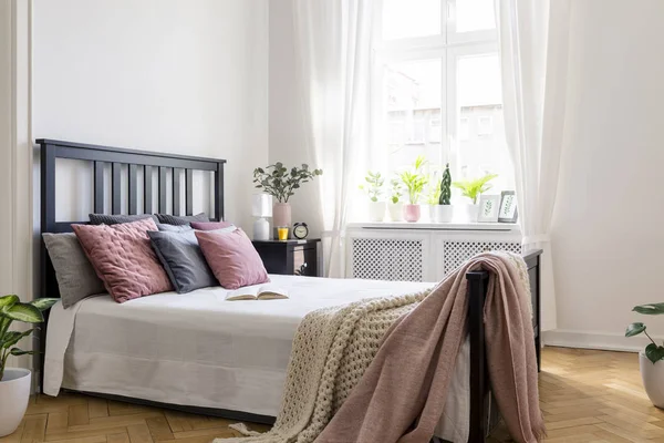 Rosa Decke Auf Dem Bett Mit Schwarzem Kopfteil Hellen Schlafzimmerinnenraum — Stockfoto