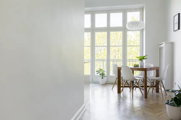 Ruimte Witte Muur Lichte Eetzaal Interieur Met Stoelen Aan Tafel — Stockfoto