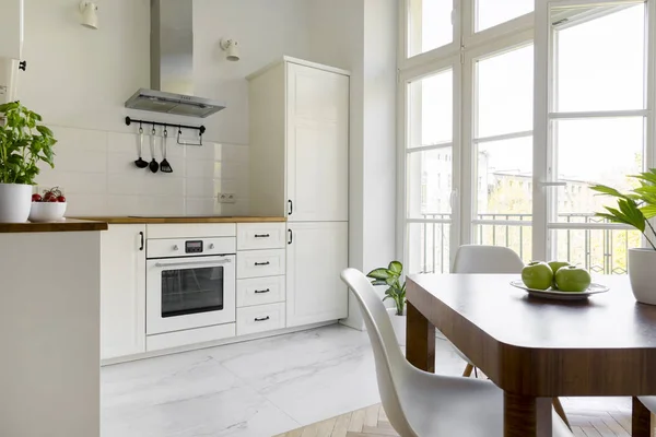Witte Stoel Houten Eettafel Eenvoudige Keuken Interieur Met Venster Echte — Stockfoto