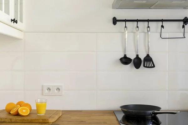 Orangensaft Auf Holzarbeitsplatte Weißen Kücheninnenraum Mit Löffeln Haken Echtes Foto — Stockfoto