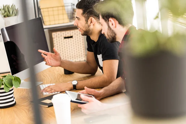 Blurred Close Plant Coworkers Smiling Sitting Front Computer Background — Stock Photo, Image