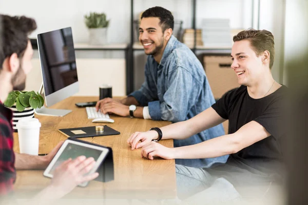 Inversores Jóvenes Sonrientes Que Utilizan Internet Para Crear Nueva Empresa — Foto de Stock