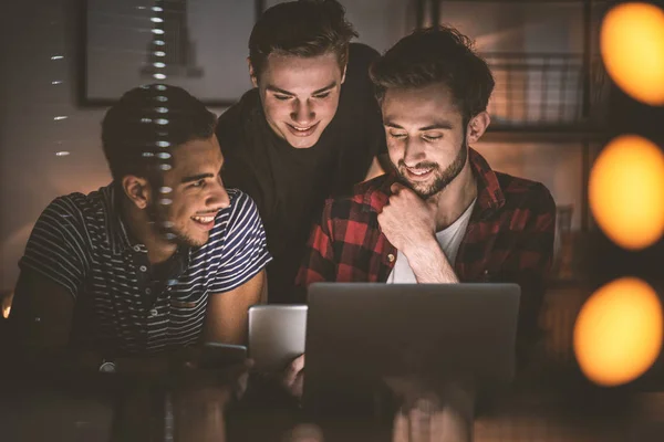 Groep Opgewonden Vrienden Kijken Naar Foto Een Tablet Samen — Stockfoto