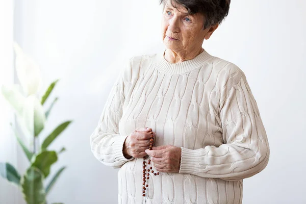 Smutny Samotny Starsza Kobieta Trzymając Różaniec Czerwony Krzyż — Zdjęcie stockowe