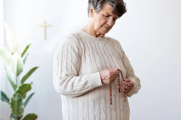 Mujer Anciana Católica Reflexiva Sosteniendo Rosario Rojo Con Una Cruz —  Fotos de Stock