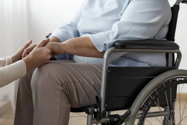 Крупный План Человека Поддерживающего Парализованную Пожилую Женщину Инвалидном Кресле — стоковое фото
