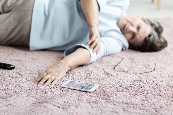 Närbild Senior Kvinna Med Hjärtinfarkt Och Smartphone Golvet — Stockfoto