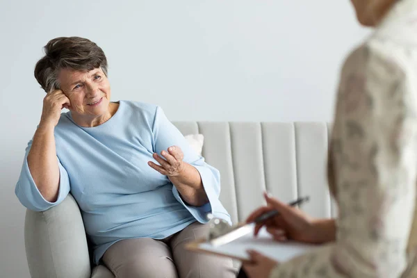 Zufriedene Lächelnde Seniorin Gespräch Mit Einem Psychotherapeuten — Stockfoto