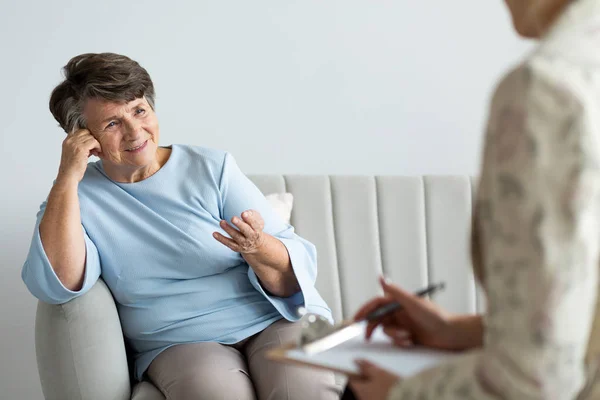 Sorrindo Satisfeito Sênior Mulher Falando Com Psicoterapeuta — Fotografia de Stock