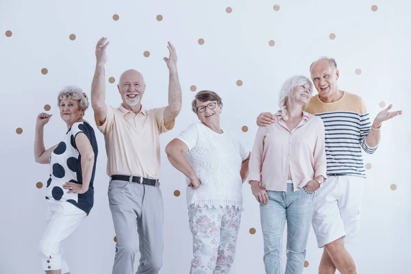 Glada Senior Människor Firar Födelsedagsfest — Stockfoto