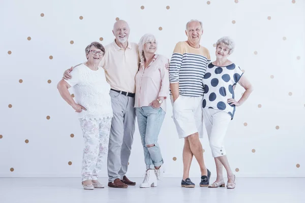 Casais Seniores Felizes Desfrutando Encontro Contra Parede Branca Com Pontos — Fotografia de Stock