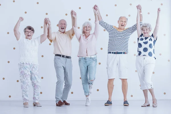 Smiling Elderly People Having Fun While Enjoying New Year Eve — Stock Photo, Image