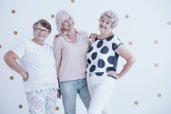 Skupina Přátelské Starší Ženy Těší Setkání Proti Bílé Zdi Zlaté — Stock fotografie
