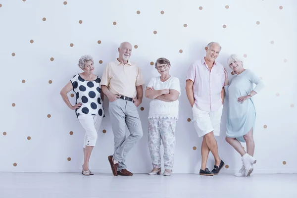 Pessoas Idosas Felizes Roupas Casuais Estúdio Branco Com Pontos Dourados — Fotografia de Stock