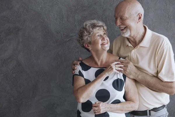 Feliz Encantadora Pareja Ancianos Contra Pared Hormigón Con Espacio Copia —  Fotos de Stock