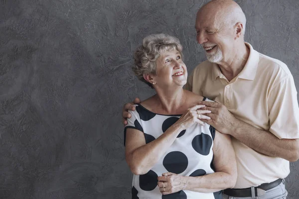 Feliz Adorável Casal Sênior Contra Parede Concreto Com Espaço Cópia — Fotografia de Stock