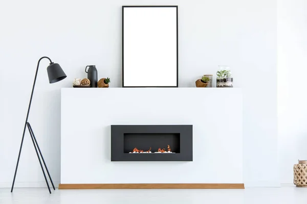 Schwarze Lampe Neben Dem Kamin Weißen Scandi Wohnzimmer Interieur Mit — Stockfoto