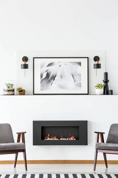 Schwarzer Kamin Zwischen Grauen Sesseln Weißem Flachen Interieur Mit Poster — Stockfoto