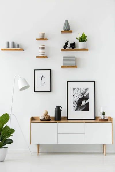 Poster Auf Holzschrank Weißem Wohnzimmerinnenraum Mit Lampe Und Pflanze Echtes — Stockfoto