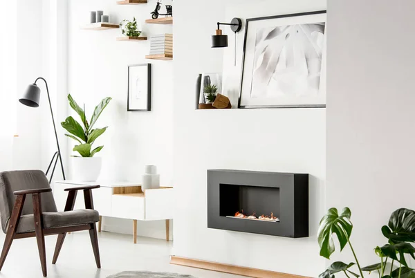 Grauer Holzsessel Vor Dem Kamin Weißem Flachen Interieur Mit Poster — Stockfoto