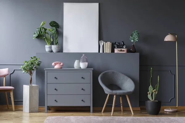 Grijze Fauteuil Naast Kabinet Platte Interieur Met Planten Mockup Voor — Stockfoto