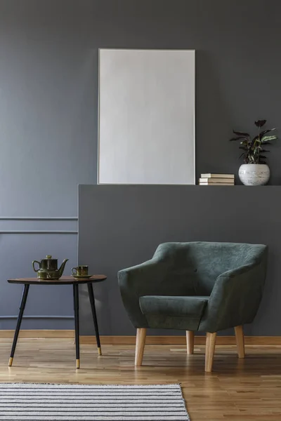 灰色公寓内黑色桌子旁边的绿色扶手椅空海报样机 — 图库照片