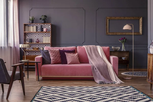 Пастельное Розовое Одеяло Соответствующем Диване Интерьере Гостиной Элегантной Золотой Рамой — стоковое фото