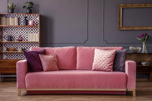 Sofá Veludo Rosa Com Travesseiros Decorativos Sala Estar Interior Cinza — Fotografia de Stock