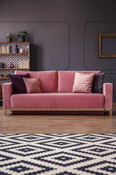 Vzorovaný Kobereček Před Růžové Sofa Polštáře Interiéru Elegantní Obývací Pokoj — Stock fotografie