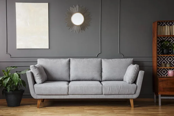 Elegant Soffa Mellan Växt Och Trä Skåp Vardagsrummet Interiör Med — Stockfoto