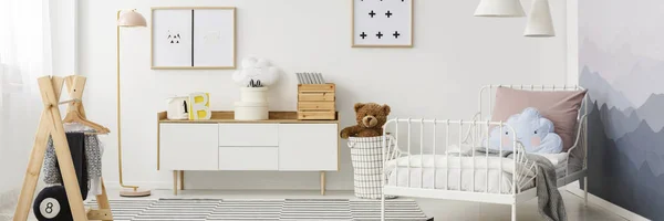 Urso Pelúcia Cesta Lado Uma Cama Metal Branco Com Travesseiro — Fotografia de Stock