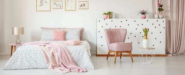 Dotted Bedding Double Bed Placed White Room Interior Green Plants — Stok Foto