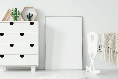 Boş beyaz poster mockup beşiğinde bebeğin odası iç arasındaki kabine ile. Gerçek bir fotoğraf. Yer, grafik tasarım