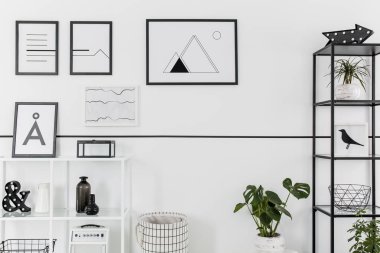 İskandinav tarzı oturma odası iç beyaz duvar asılı basit siyah beyaz posterler