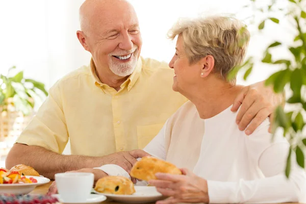 Lyckliga Senior Paret Äter Frukost Ler Man Tittar Sin Fru — Stockfoto