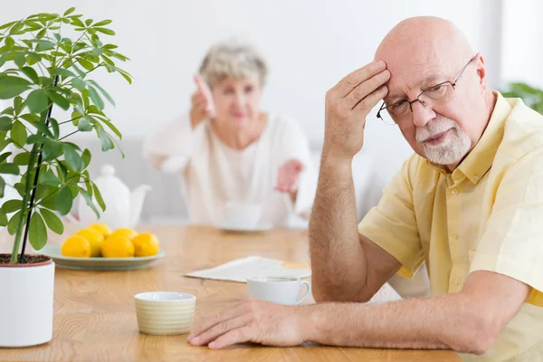 Moe Oudere Man Die Ruzie Met Zijn Vrouw Ochtend — Stockfoto