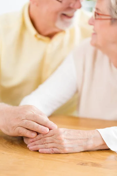 Primer Plano Una Adorable Pareja Ancianos Tomados Mano Concéntrate Las —  Fotos de Stock