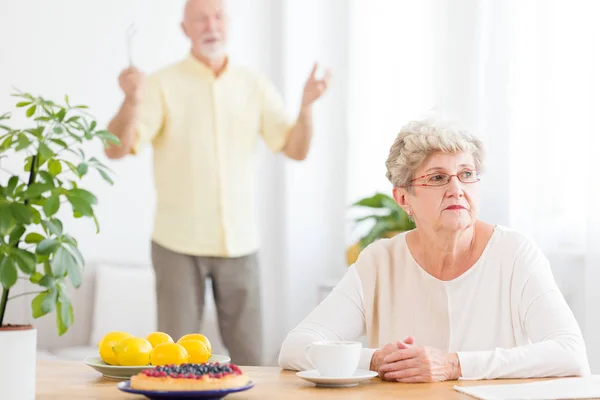 Traurige Seniorin Streitet Mit Ihrem Mann Vor Verschwommenem Hintergrund — Stockfoto