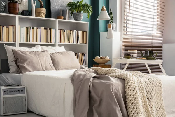 デザイナーによる内装と居心地の良い白とベージュの寝具でスタイリッシュな寝室のインテリアの小さな空間の創造的な使用 — ストック写真