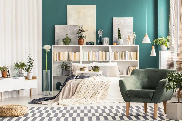 Interior Acolhedor Quarto Com Branco Mobiliário Estilo Escandinavo Parede Verde — Fotografia de Stock