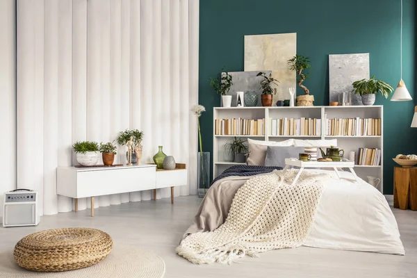 Moderne Slaapkamer Interieur Met Turquoise Groene Muur Potplanten Witte Meubels — Stockfoto