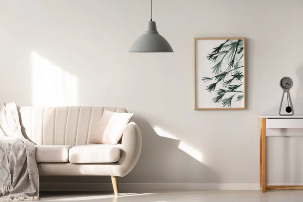 Graue Lampe Hellen Wohnzimmer Mit Poster Neben Beigem Sofa Echtes — Stockfoto