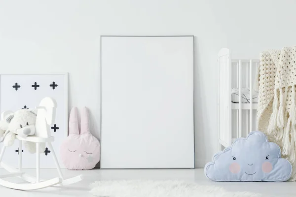 Blauwe Wolk Kussen Wit Schommelpaard Kinderkamer Met Mockup Voor Poster — Stockfoto