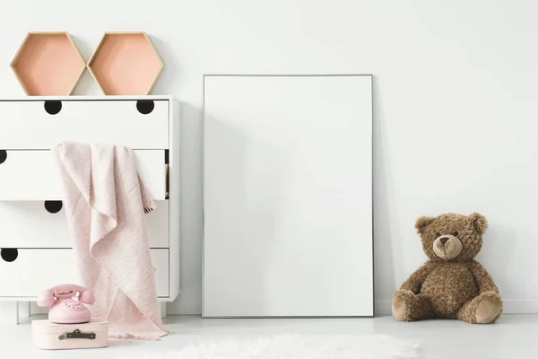 Teddybär Neben Weißem Leeren Poster Babyzimmerinnenraum Rosa Decke Schrank Echtes — Stockfoto